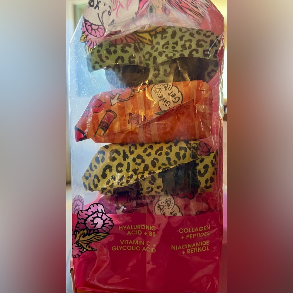 Betsey Johnson 4 pack cleansing facial wipes - Picture 2 of 6